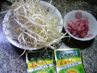 榨菜丝瘦肉炒绿豆芽的做法步骤：1