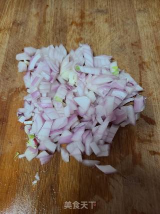 红椒洋葱鸡蛋炒米的做法步骤：2
