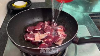 番茄牛腩焖面的做法步骤：2