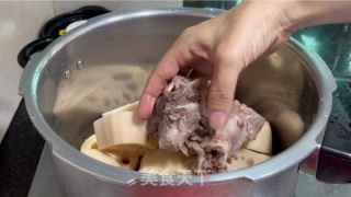 双莲排骨汤的做法步骤：6