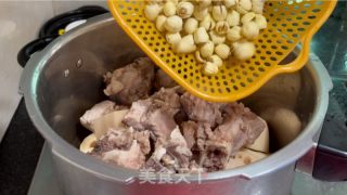 双莲排骨汤的做法步骤：7
