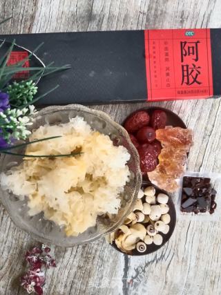 阿胶银耳莲子羹的做法步骤：1