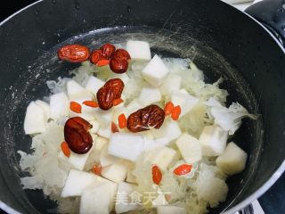 雪梨炖银耳的做法步骤：4