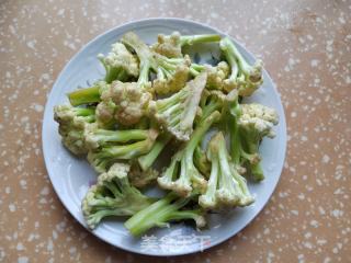 洋葱香菇炒花菜的做法步骤：1