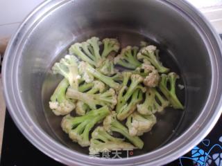 洋葱香菇炒花菜的做法步骤：2