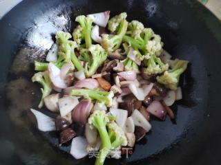 洋葱香菇炒花菜的做法步骤：9