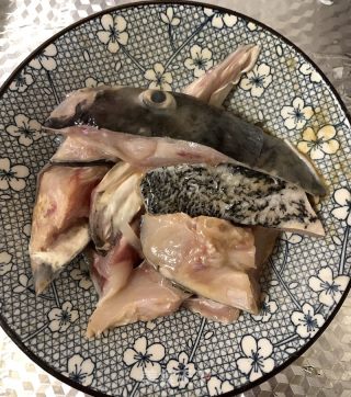 家常砂锅鱼头煲的做法步骤：2