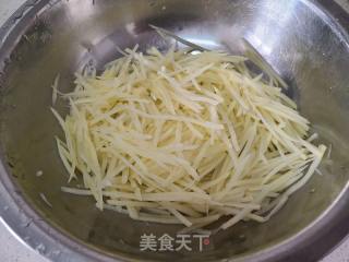 西红柿炒土豆丝的做法步骤：2