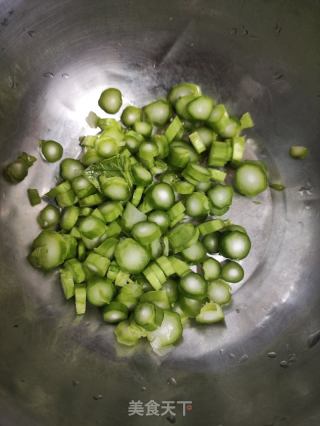 鸡蛋大葱炒饭的做法步骤：2