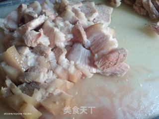 五花肉炒西蓝花的做法步骤：1