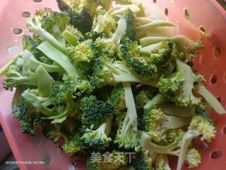 五花肉炒西蓝花的做法步骤：2