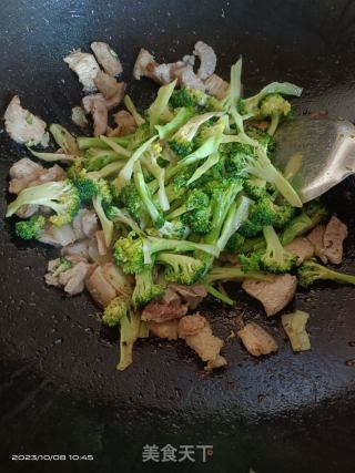 五花肉炒西蓝花的做法步骤：4