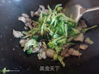 五花肉炒西蓝花的做法步骤：5
