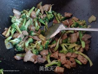 五花肉炒西蓝花的做法步骤：6