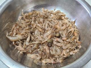 小河虾炒韭菜的做法步骤：1