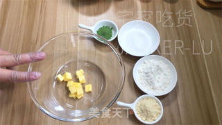 抹茶酥粒麦芬，浓郁抹茶风味，层次感丰富的酥粒，香甜与微苦在口中交融。的做法步骤：1