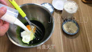抹茶酥粒麦芬，浓郁抹茶风味，层次感丰富的酥粒，香甜与微苦在口中交融。的做法步骤：5