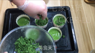 抹茶酥粒麦芬，浓郁抹茶风味，层次感丰富的酥粒，香甜与微苦在口中交融。的做法步骤：9
