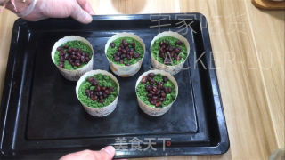 抹茶酥粒麦芬，浓郁抹茶风味，层次感丰富的酥粒，香甜与微苦在口中交融。的做法步骤：10