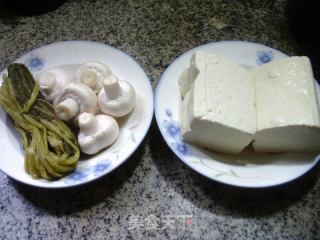 咸菜蘑菇煮豆腐的做法步骤：1