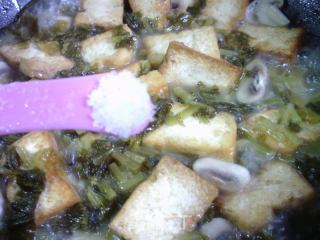 咸菜蘑菇煮豆腐的做法步骤：7