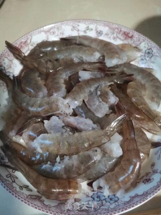 蒜蓉粉丝蒸虾的做法步骤：1