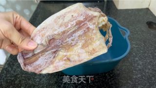 蒜苔炒干鱿鱼的做法步骤：1