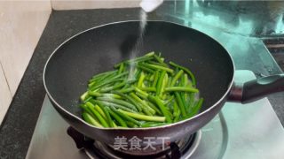 蒜苔炒干鱿鱼的做法步骤：8