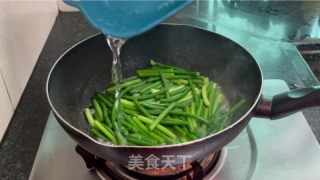 蒜苔炒干鱿鱼的做法步骤：9