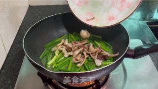 蒜苔炒干鱿鱼的做法步骤：10
