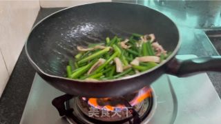 蒜苔炒干鱿鱼的做法步骤：11
