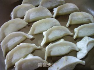 包心菜素馅锅贴的做法步骤：16
