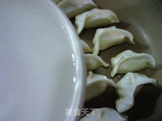 包心菜素馅锅贴的做法步骤：17