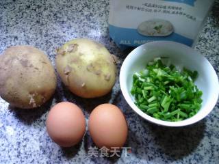 鸡蛋土豆丝饼的做法步骤：1