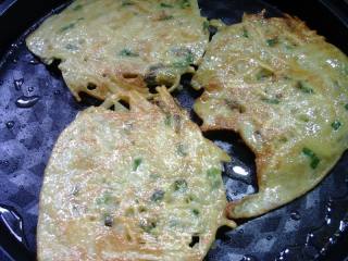 鸡蛋土豆丝饼的做法步骤：10