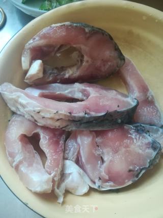 酸菜鲤鱼的做法步骤：1