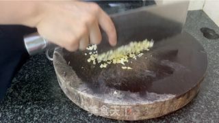 酸菜鳗鱼煲的做法步骤：2