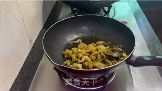 酸菜鳗鱼煲的做法步骤：10