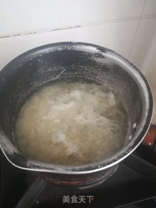 银耳构杞汤的做法步骤：1