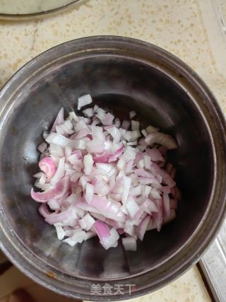 洋葱拌豆芽儿的做法步骤：1