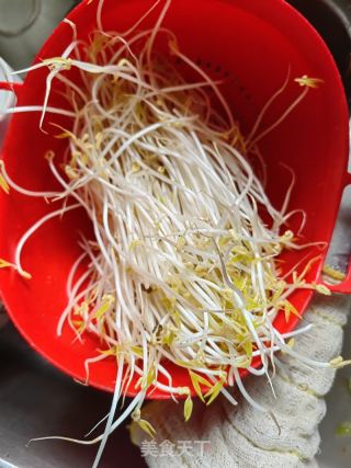 洋葱拌豆芽儿的做法步骤：2