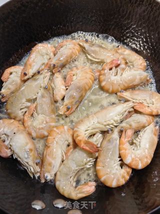 大头虾炒毛豆子的做法步骤：3