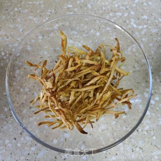 黄花菜蒸滑肉的做法步骤：1
