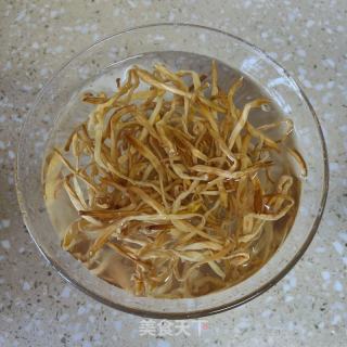 黄花菜蒸滑肉的做法步骤：2