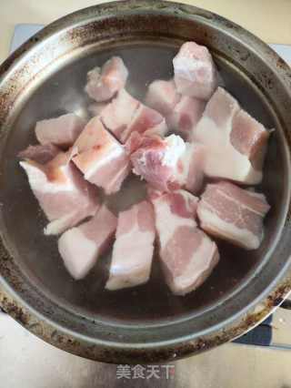 板栗焖五花肉的做法步骤：1