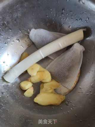板栗焖五花肉的做法步骤：2
