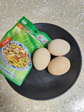 榨菜蒸蛋羹的做法步骤：1