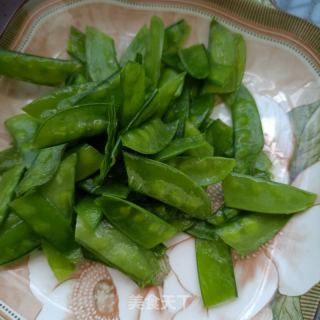 荷兰豆炒章鱼腿的做法步骤：2