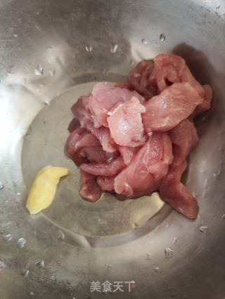 白菜肉片汤的做法步骤：2