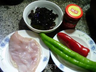 鱼香鸡胸肉的做法步骤：1